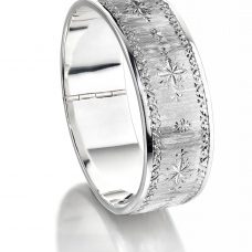 Bangle with Florentine hand engraving, sterling silver photo Simon Armitt